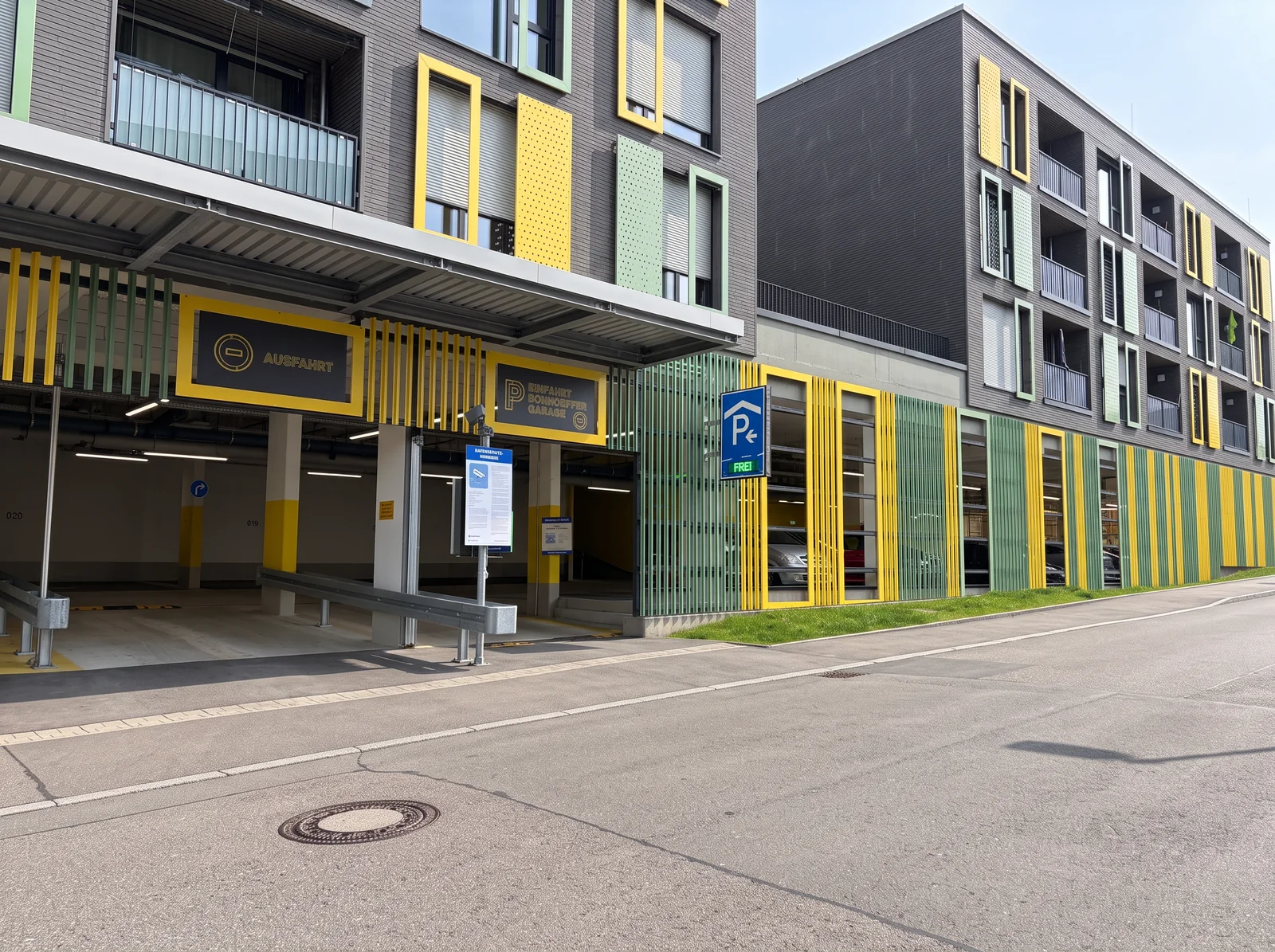 Einfahrt der Bonhoeffer-Garage gegenüber dem Gesundheitszentrum Backnang, erkennbar an der gelb-grünen Fassade